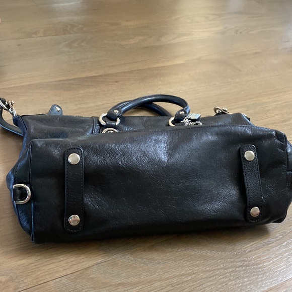 Black leather coach bag with removable top shoulder strap. - Picture 4 of 9